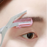 SCISSORS WITH EYEBROW COMB FOR A PRECISE AND UNIFORM CUT OF THE UPPER LASH